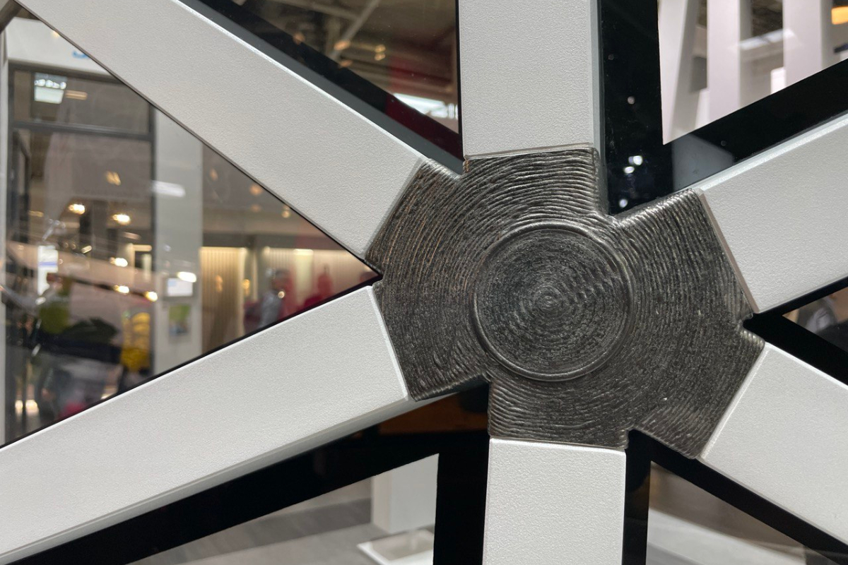 The steel node specially printed for the Jansen facade
